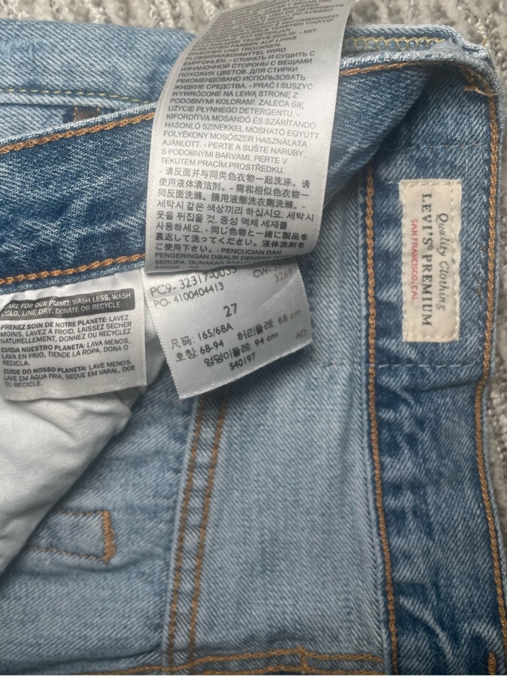 LEVI'S 501 Button-Fly Denim Shorts in Medium Wash (Size 27) - Picture 7 of 7